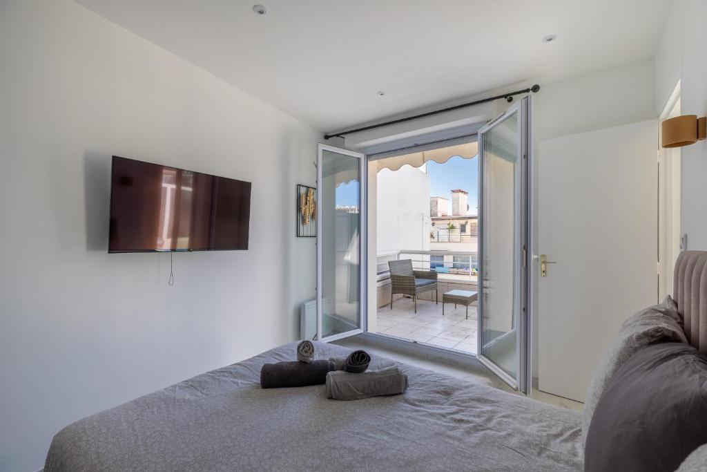 โทรทัศน์และ/หรือระบบความบันเทิงของ Juan Les Pins ENTRE CIEL ET MER , dernier étage avec terrasse