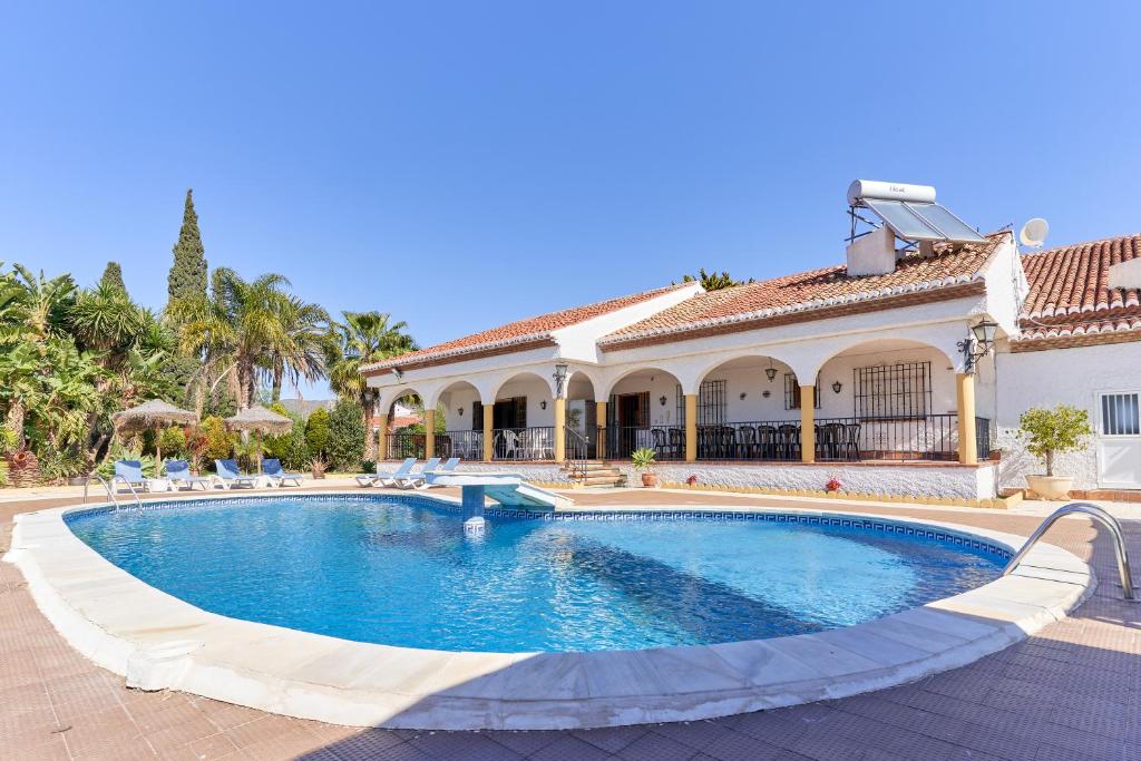 una piscina frente a una casa en Finca Cabrera, en La Garnatilla