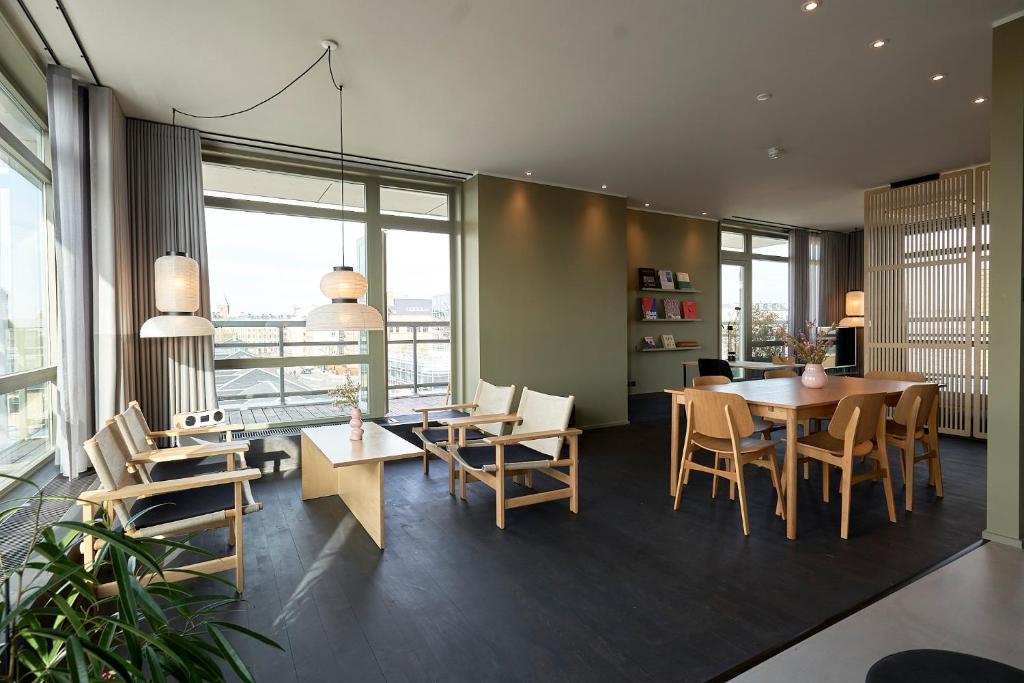 Um restaurante ou outro lugar para comer em CPH Hotel