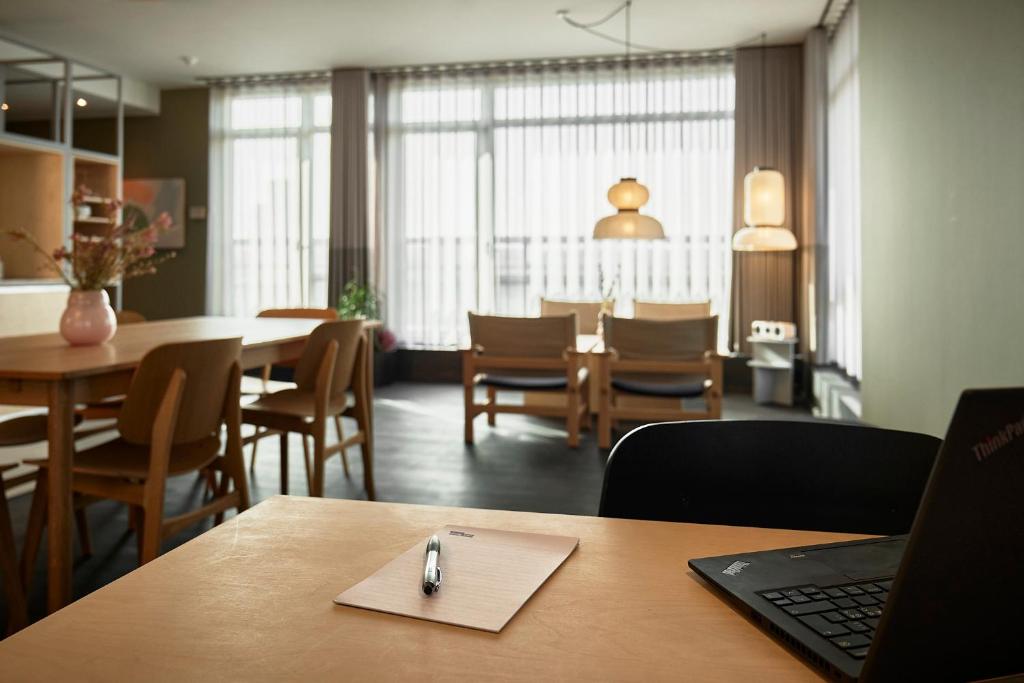 Uma área de estar em CPH Hotel