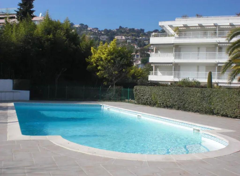 une piscine devant un immeuble dans l'établissement Charmant T2 à 500 m des plages, à Vallauris