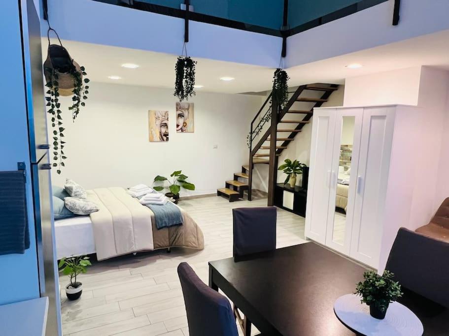 卡塔尼亚Lucrezia’s home的一间带床的卧室和一间带桌子的餐厅