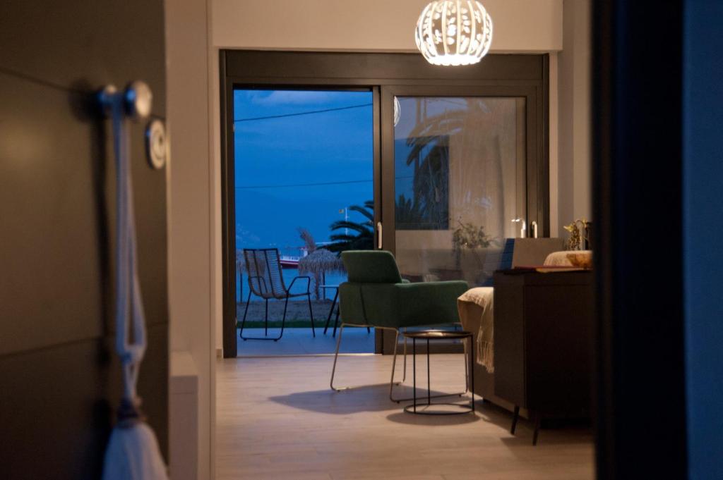 een woonkamer met uitzicht op een eetkamer en een balkon bij Seacret Apartments in Selianitika