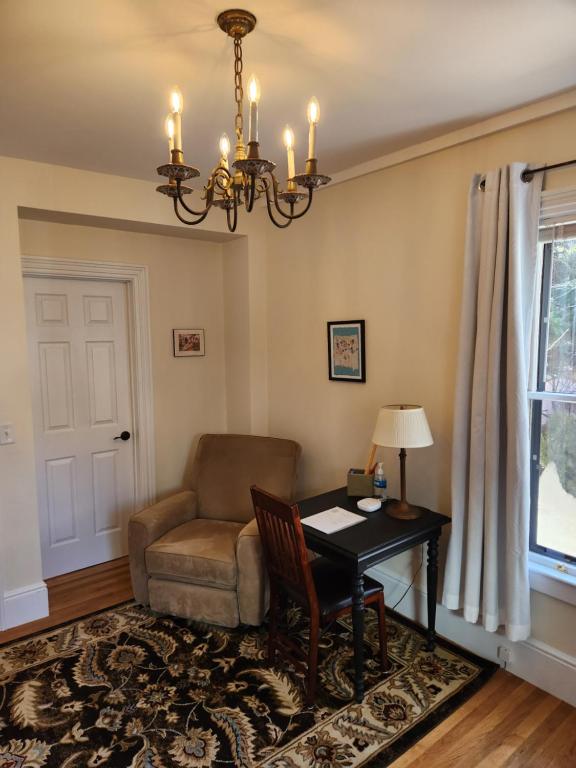 Davis Square Inn - Standard Queen Room