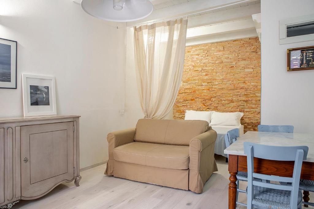 sala de estar con silla y mesa en Appartamento a Ortigia, en Siracusa