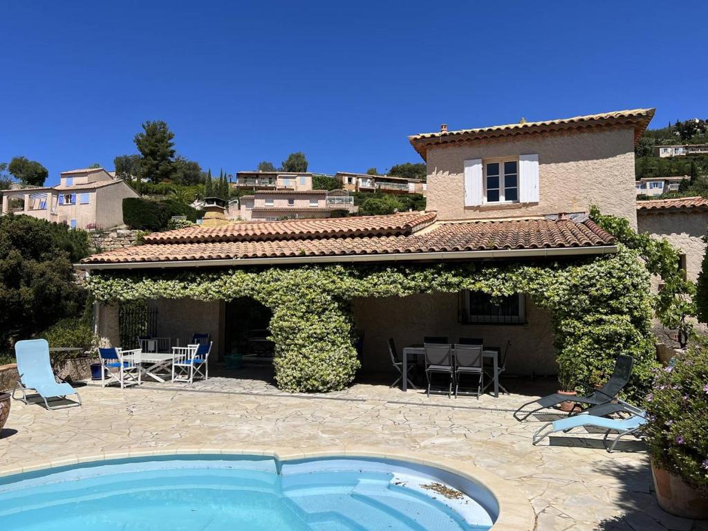 una casa con piscina frente a ella en Villa Les Issambres, 5 pièces, 8 personnes - FR-1-768-73, en Roquebrune-sur-Argens