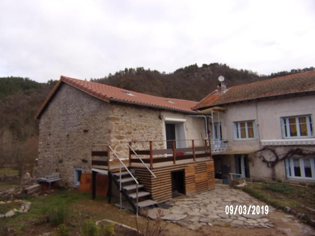 ein Haus mit einer Treppe davor in der Unterkunft La Grange de Marcel in Retournac