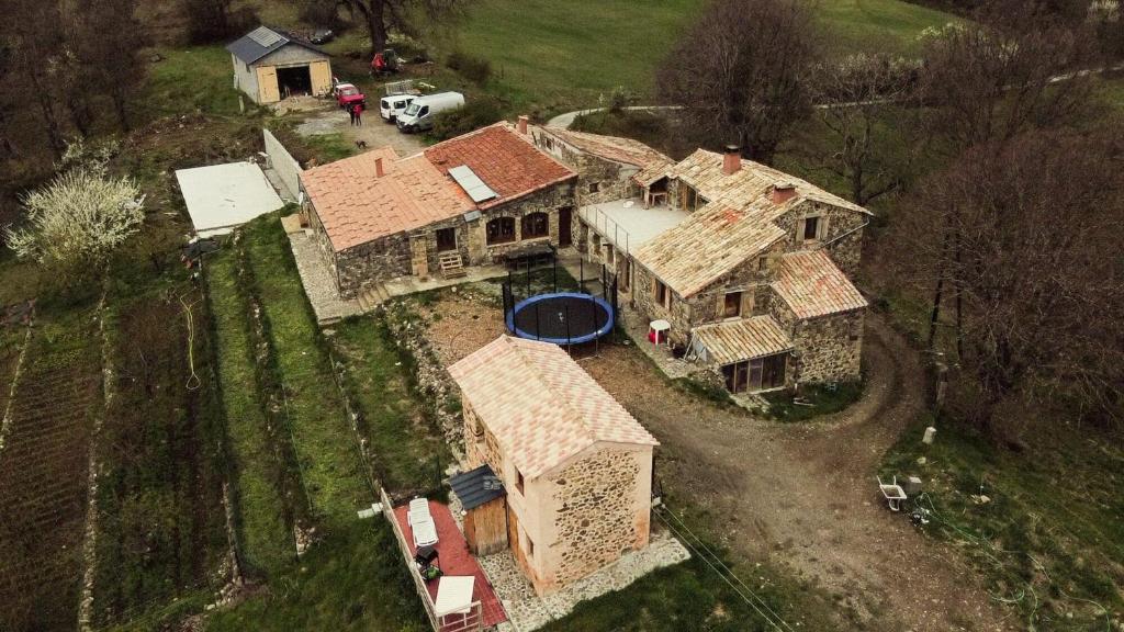 - une vue aérienne sur une grande maison avec une cour dans l'établissement Gîte Studio Saint Ribert, à La Rochette