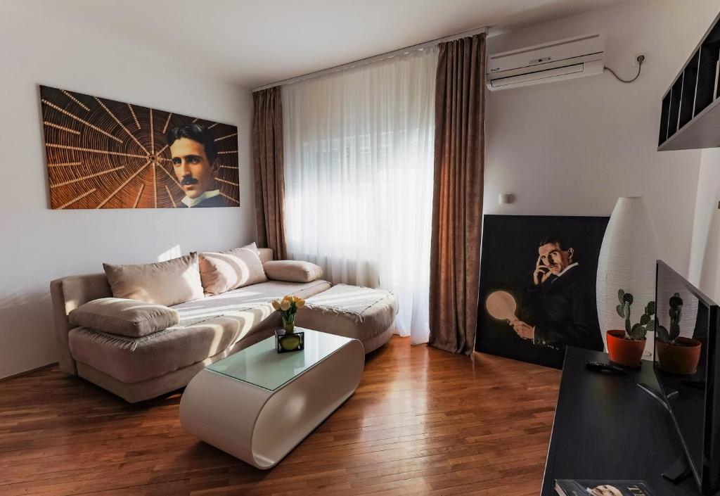 TV a/nebo společenská místnost v ubytování Tesla