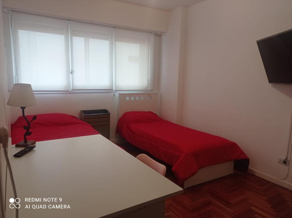 เตียงในห้องที่ Check and Home - Independencia - 6 huéspedes Moderno tipo Duplex con Cochera en el Centro