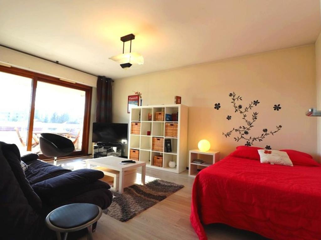 アヌシーにあるAppartement Annecy, 2 pièces, 4 personnes - FR-1-432-1のリビングルーム(赤いベッド1台、ソファ付)