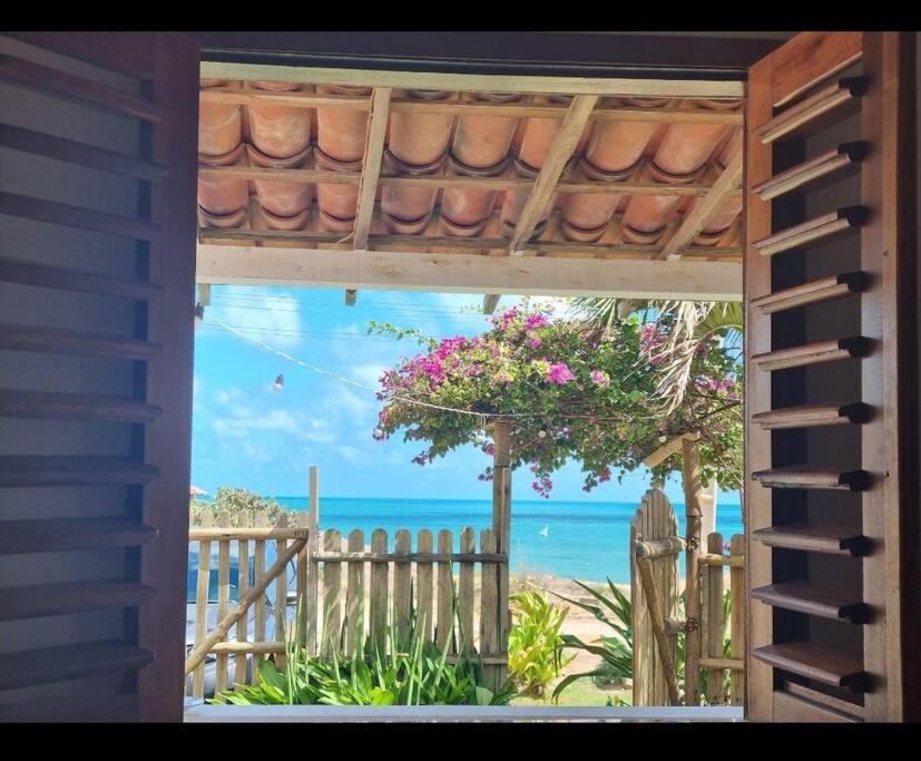 widok na ocean z okna domu w obiekcie Casa Flora Canoa Quebrada w mieście Canoa Quebrada