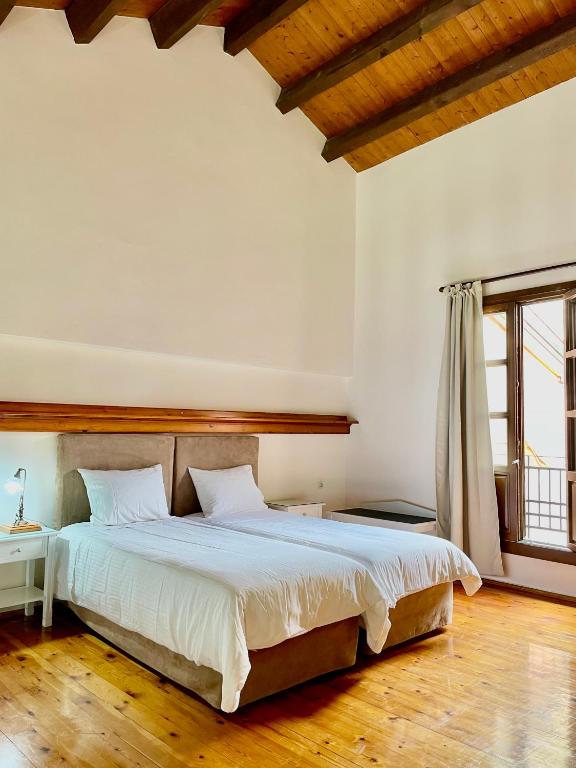 Postel nebo postele na pokoji v ubytování Erietta Suites