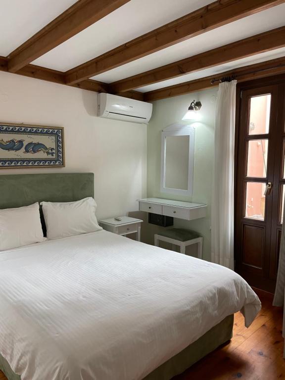 Postel nebo postele na pokoji v ubytování Erietta Suites