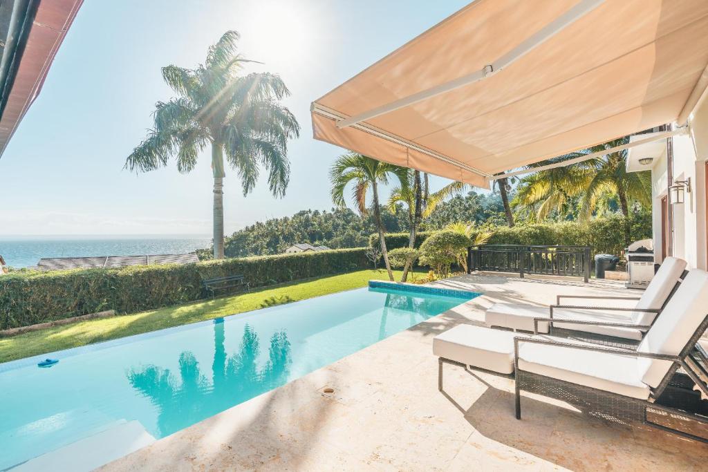 Bazén v ubytování Charming villa with ocean view in Puerto Bahia nebo v jeho okolí
