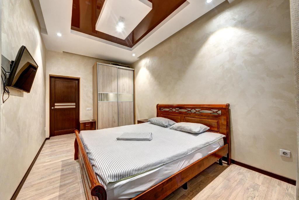 ein Schlafzimmer mit einem Bett und einem Laptop darauf in der Unterkunft Апартаменти 3-кімнатні поруч зі ст. м. Звіринецька in Kiew