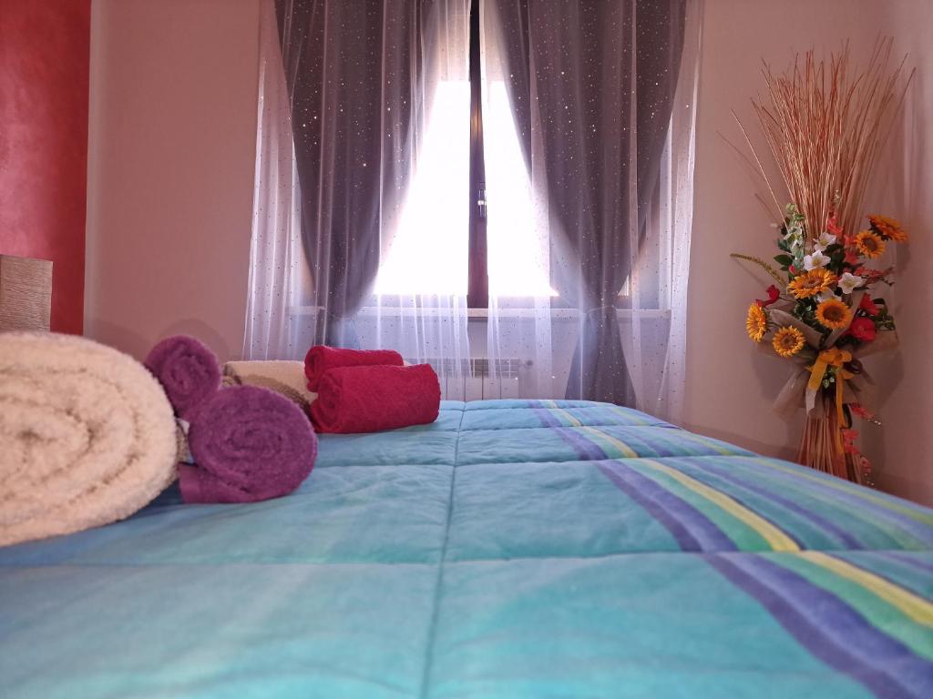 A bed or beds in a room at Appartamento Divino Tramonto