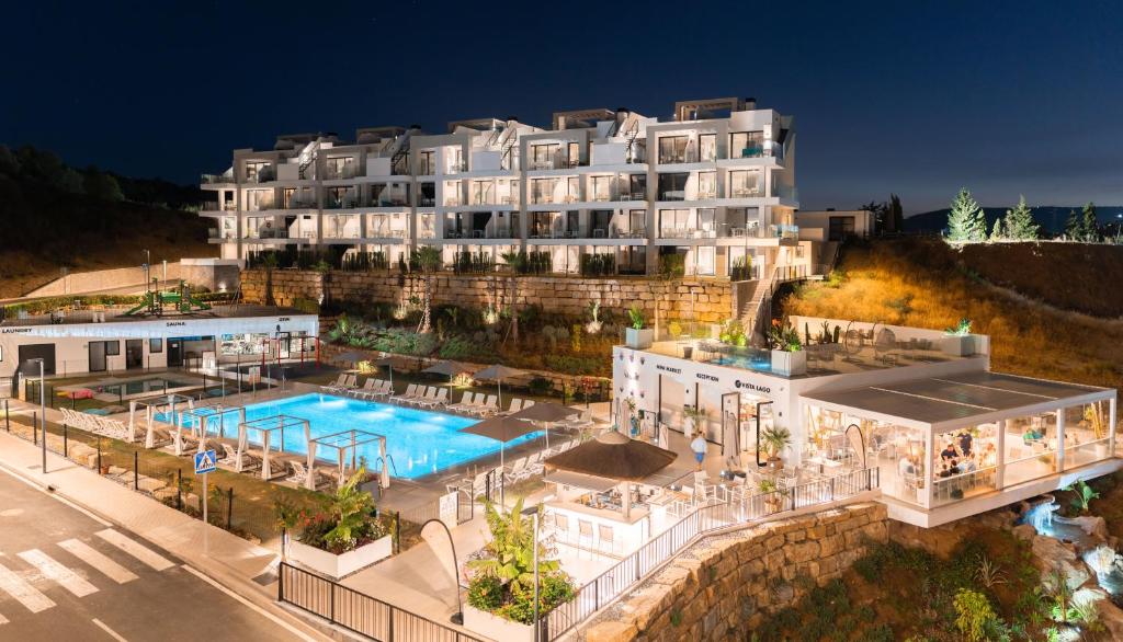 una vista aérea de un hotel con piscina en Hacienda el Sueno, en Fuengirola