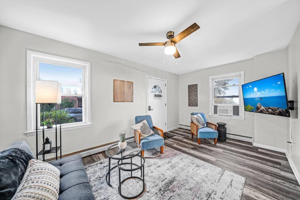 a living room with a couch and chairs and a ceiling fan at Modern & Quant KOP 3 Bed/1 ba in King of Prussia