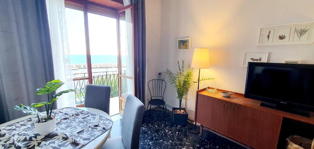 A television and/or entertainment centre at Casa Al Castello