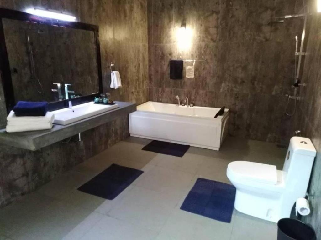 łazienka z wanną, umywalką i toaletą w obiekcie kenuson yala w mieście Tissamaharama