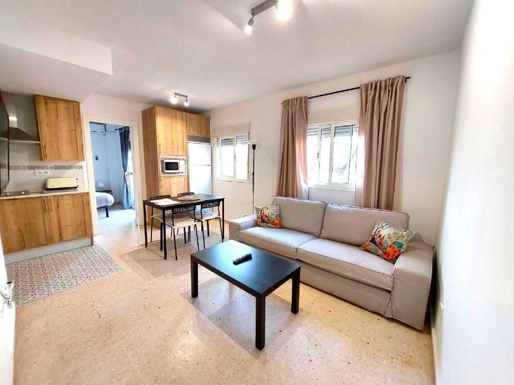 un soggiorno con divano e tavolo di Fray Isidoro Apartment a Siviglia