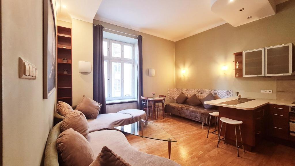 Prostor za sedenje u objektu Bright&comfy apt -few min to Main Square