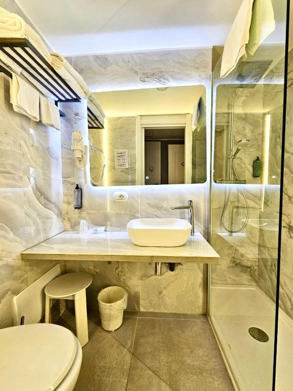 Koupelna v ubytování Canova Hotel