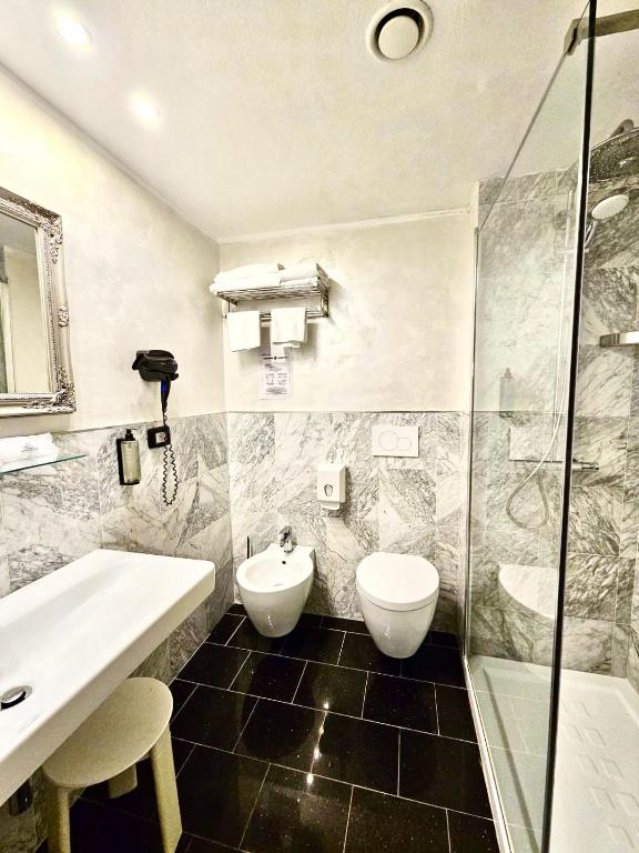 Koupelna v ubytování Canova Hotel
