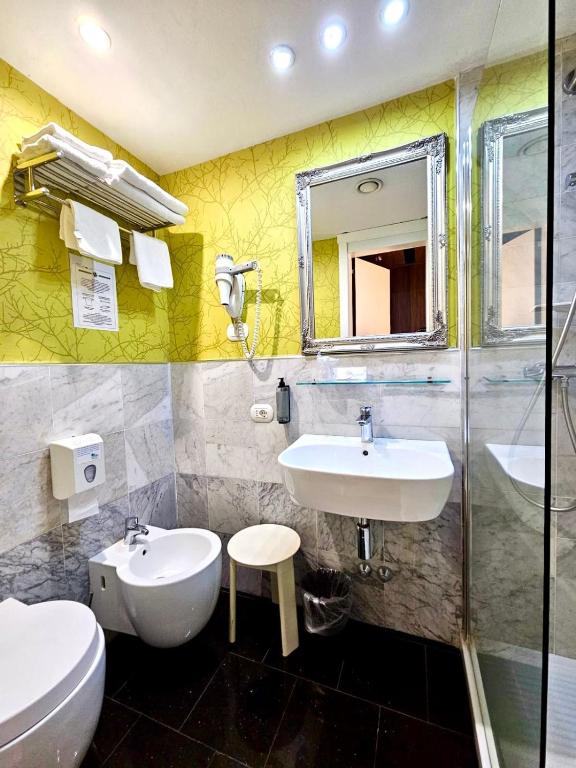 Koupelna v ubytování Canova Hotel