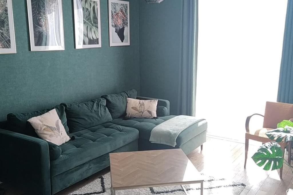 sala de estar con sofá azul y mesa en Appartement une chambre avec balcon, en Chambly
