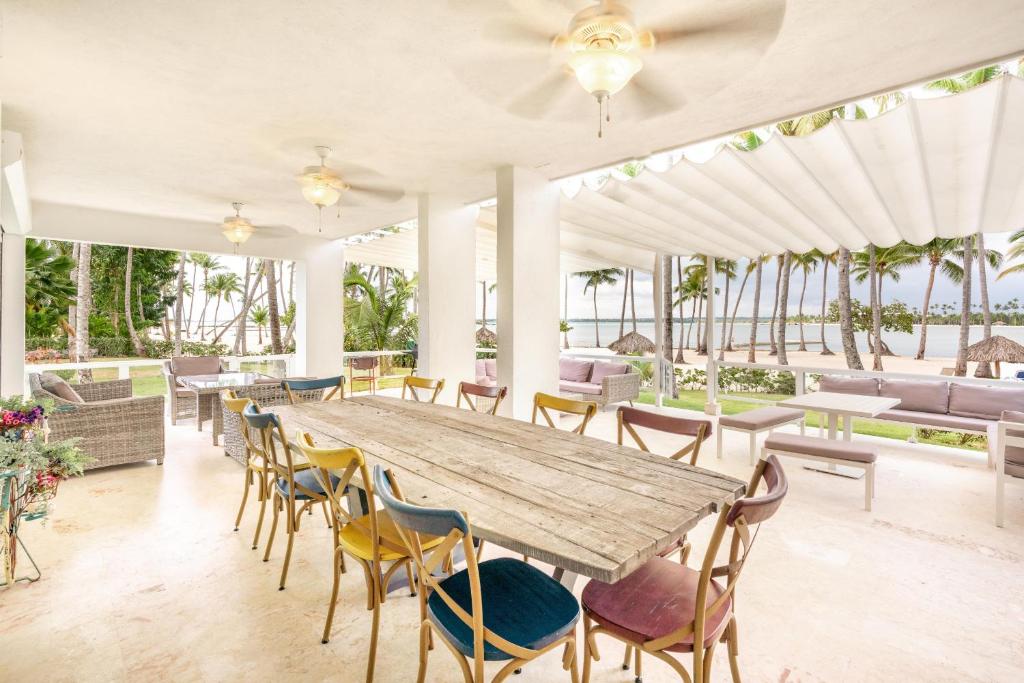 une grande salle à manger avec une table et des chaises en bois dans l'établissement Beach front and beach access at Nueva Romana, à Juan Dolio