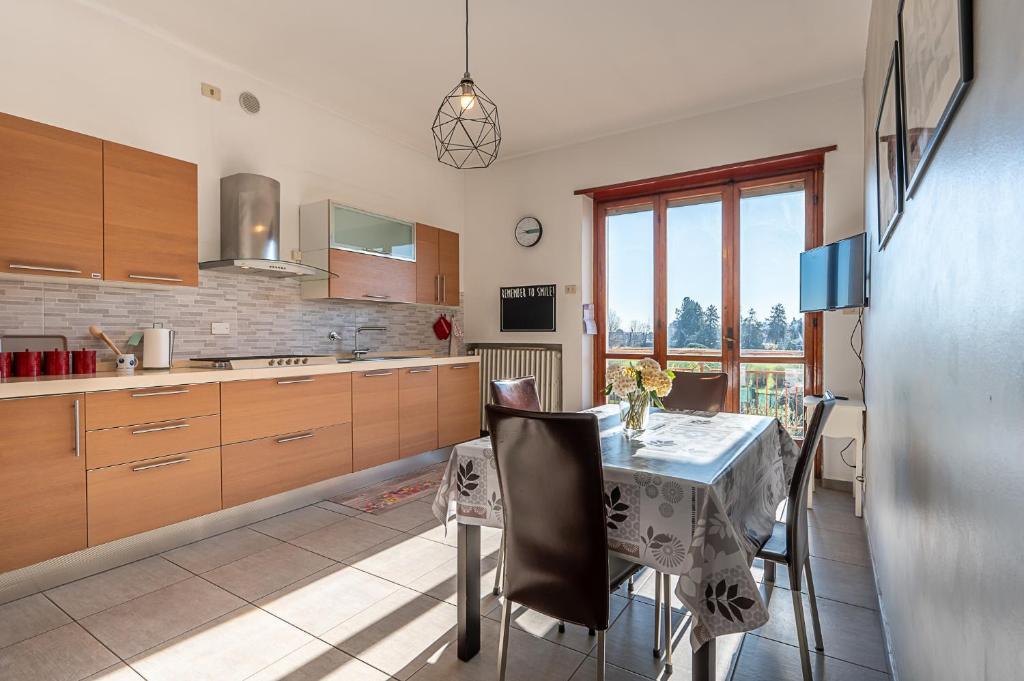 een keuken met een tafel en een eetkamer bij San Luigi Apartment 3.0 in Beinasco