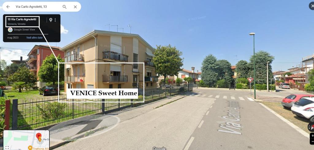 Una calle con un cartel que lee Yve Sweet Home en VENICE Sweet Home - your home in a beautiful neighborhood of the City of Venice, en Favaro Veneto