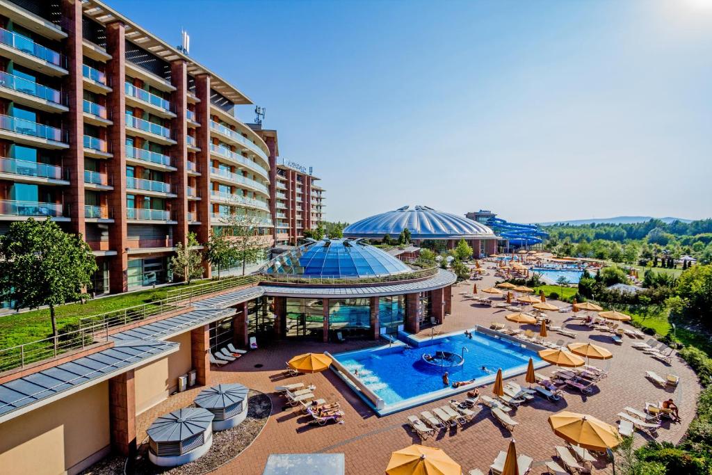 נוף של הבריכה ב-Aquaworld Resort Budapest או בסביבה