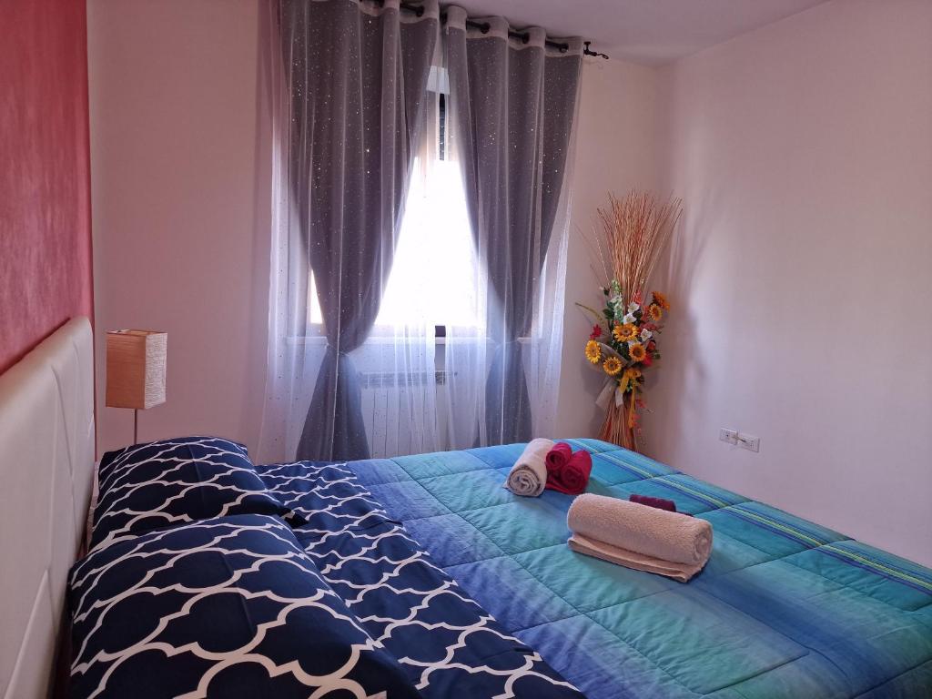 A bed or beds in a room at Appartamento Divino Tramonto