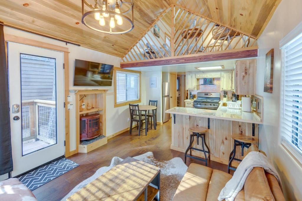 cocina y sala de estar con sofá y mesa en Cozy and Restful Cabin, Steps to Lake Almanor, en Lake Almanor