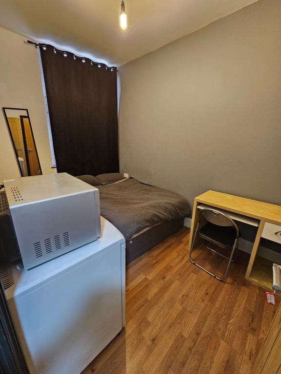 Postel nebo postele na pokoji v ubytování Double en suit room in Levenshulme (2)
