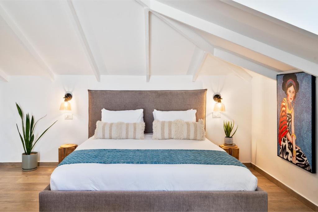 una camera da letto con letto king-size in mansarda di Valley Suites a Luzit
