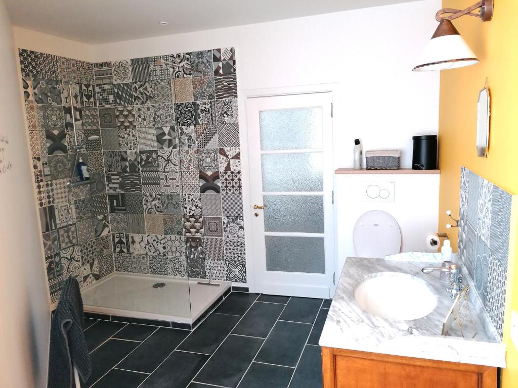 Koupelna v ubytování Une Chambre au Verger