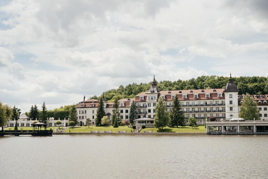 Blick auf das Hotel vom See aus in der Unterkunft Edem Resort Medical & SPA in Strelki