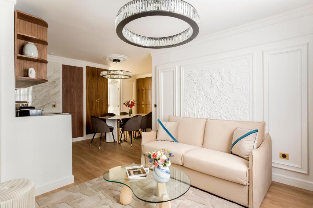 sala de estar con sofá y mesa en Luxury 2 Bedroom & 2 Bathroom Suite - Marais en París