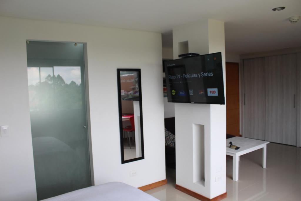 TV a/nebo společenská místnost v ubytování LLanogrande Apartamento Estudio Puerto Bulevar