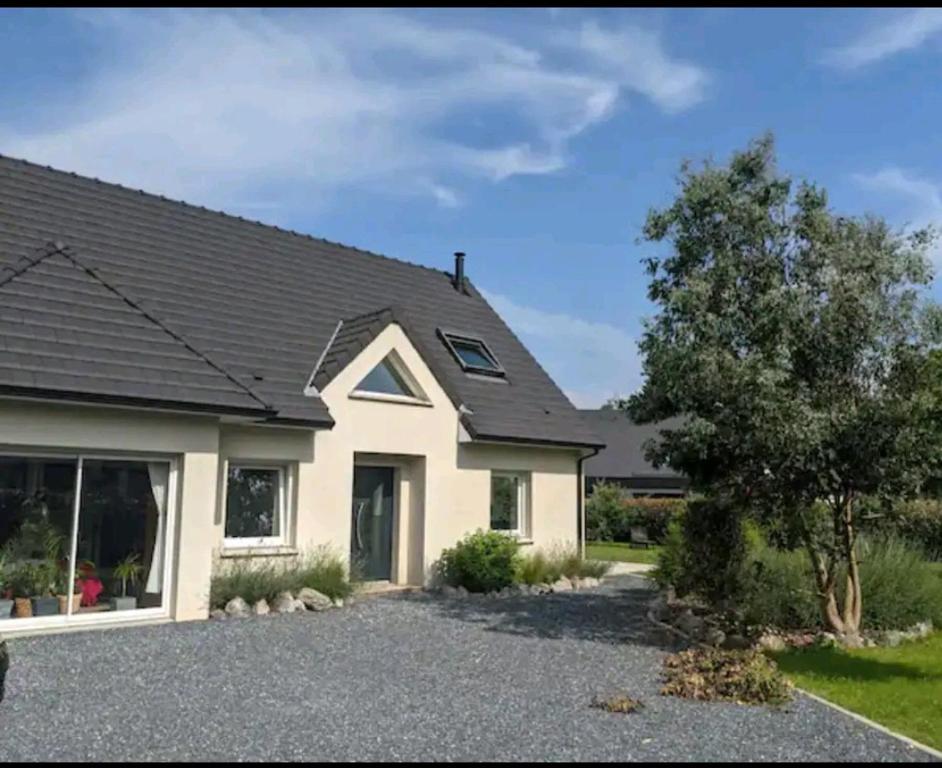 Maison blanche avec allée dans l'établissement Les Bécasses, à Merlimont