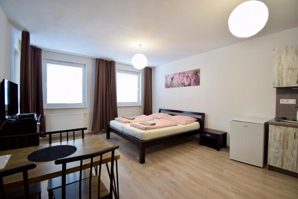 een slaapkamer met een bed en een eetkamer bij Apartmán Zlatovská 22B in Trenčín