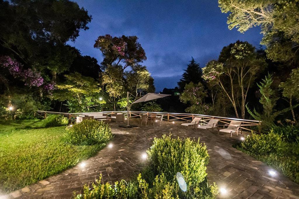 Um jardim no exterior de Tília Pousada de Charme