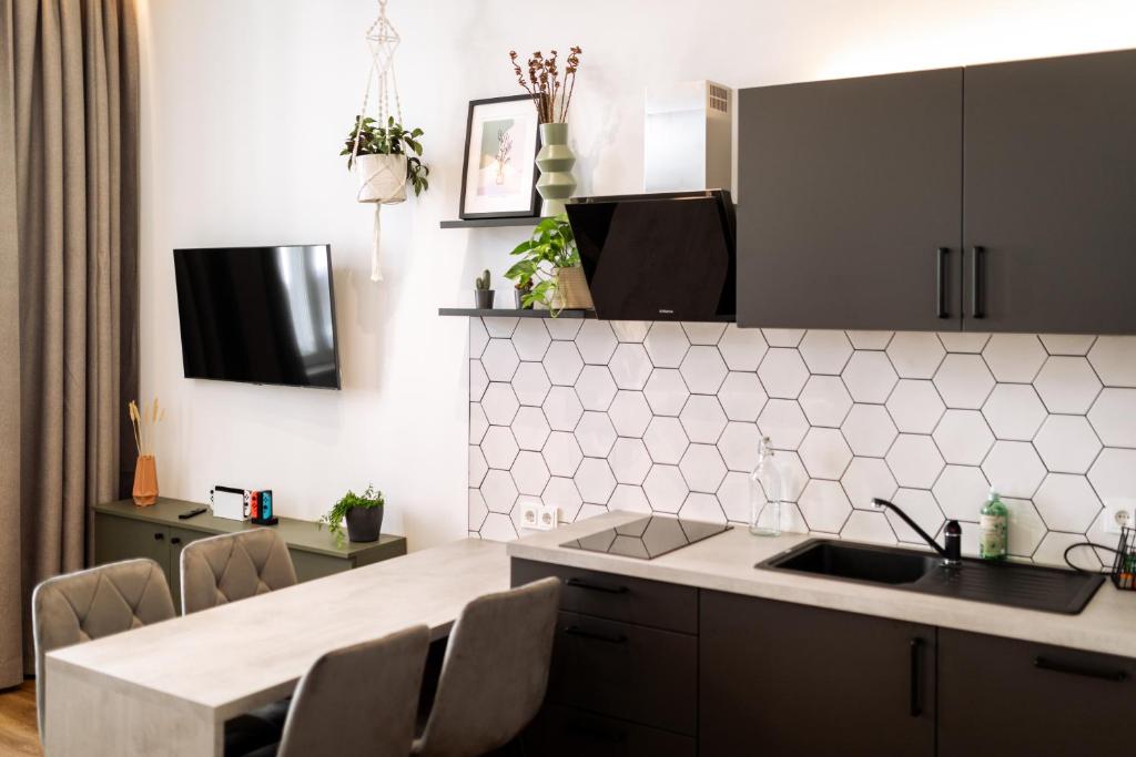 Urban Jungle Apartments - 6