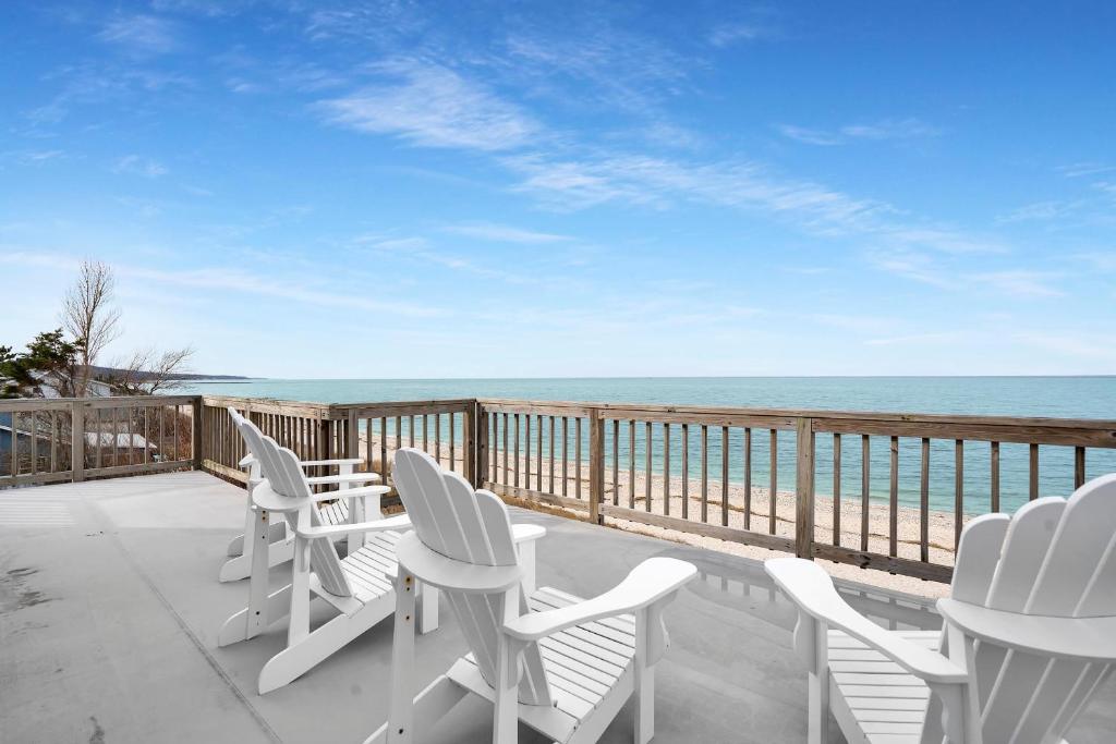 A balcony or terrace at Luxurious Mermaid Inn Beach House: Hot Tub, Game Room, Kayaks