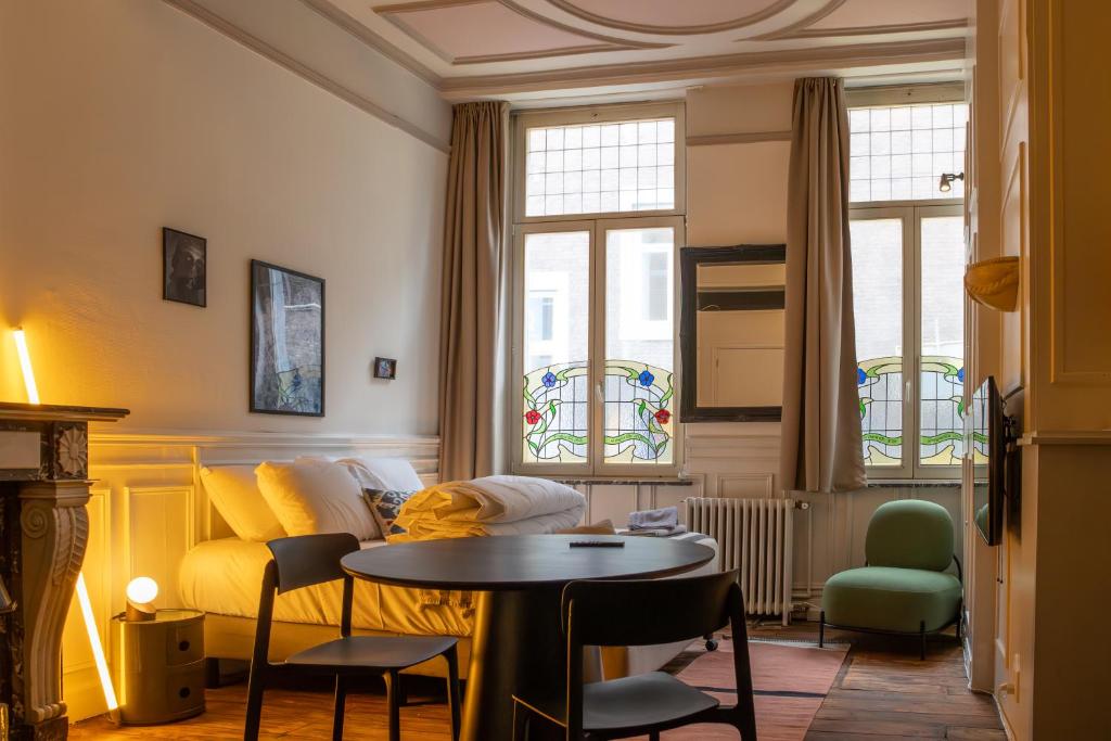 een woonkamer met een bank en een tafel bij Smartflats - L'Orangerie IV Maastricht in Maastricht