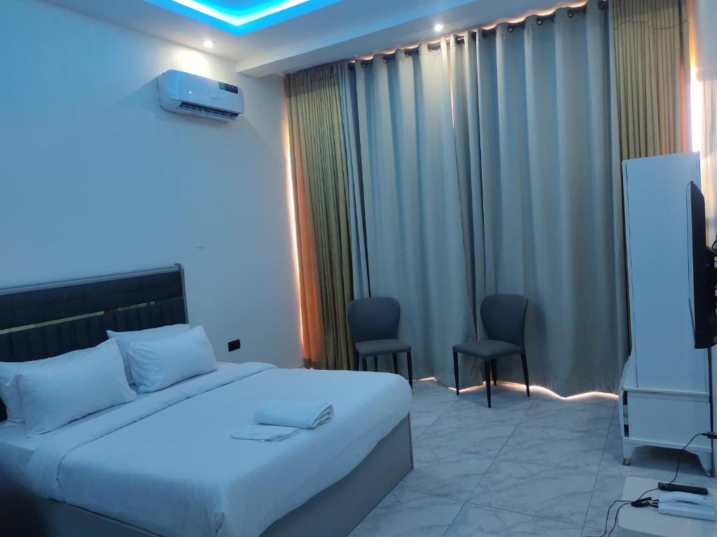 Postel nebo postele na pokoji v ubytování Passready Hotel and Suites Nnewi